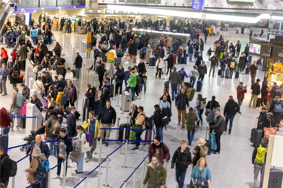 So viele Klagen wie nie von Fluggästen gegen Airlines Passagiere am Flughafen Frankfurt. (Symbolbild)Helmut Fricke/dpa