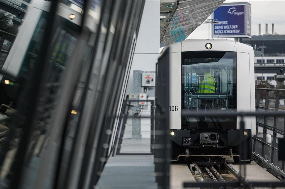 Passagiere können seit Montag mit der neuen Sky Line-Bahn bis zum Terminal 2 fahren. Hannes P. Albert/dpa