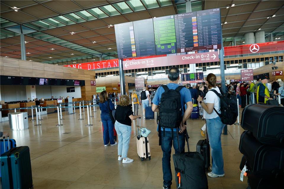 Passagiere müssen am Flughafen BER Geduld mitbringen.Carsten Koall/dpa