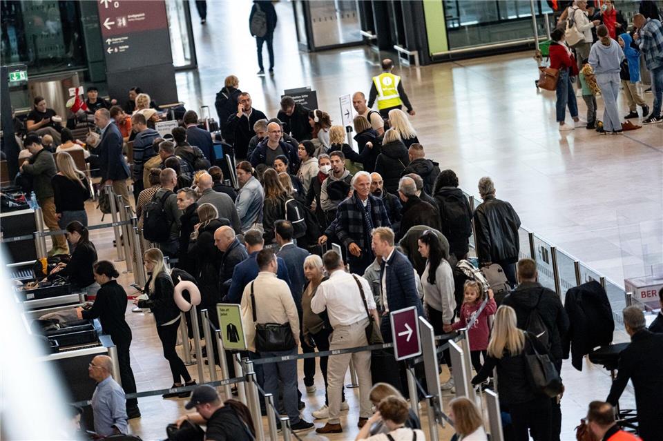 Passagiere müssen am Flughafen BER Geduld mitbringen. (Archivbild)Fabian Sommer/dpa