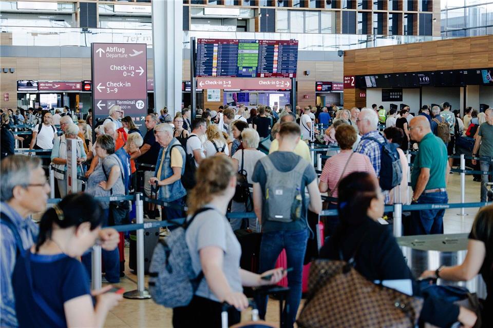 Passagiere müssen am Flughafen BER Geduld mitbringen. (Archivbild)Carsten Koall/dpa