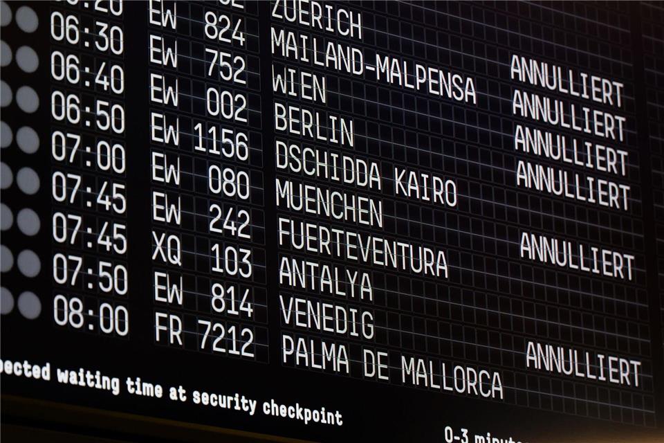 Passagiere sollten sich direkt bei den Airlines informieren, ob ihr Flug startet. Henning Kaiser/dpa