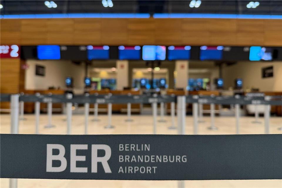 Passagiere sollten sich vorab über ihren Flugstatus informieren. (Symbolbild)Julian Degler/dpa
