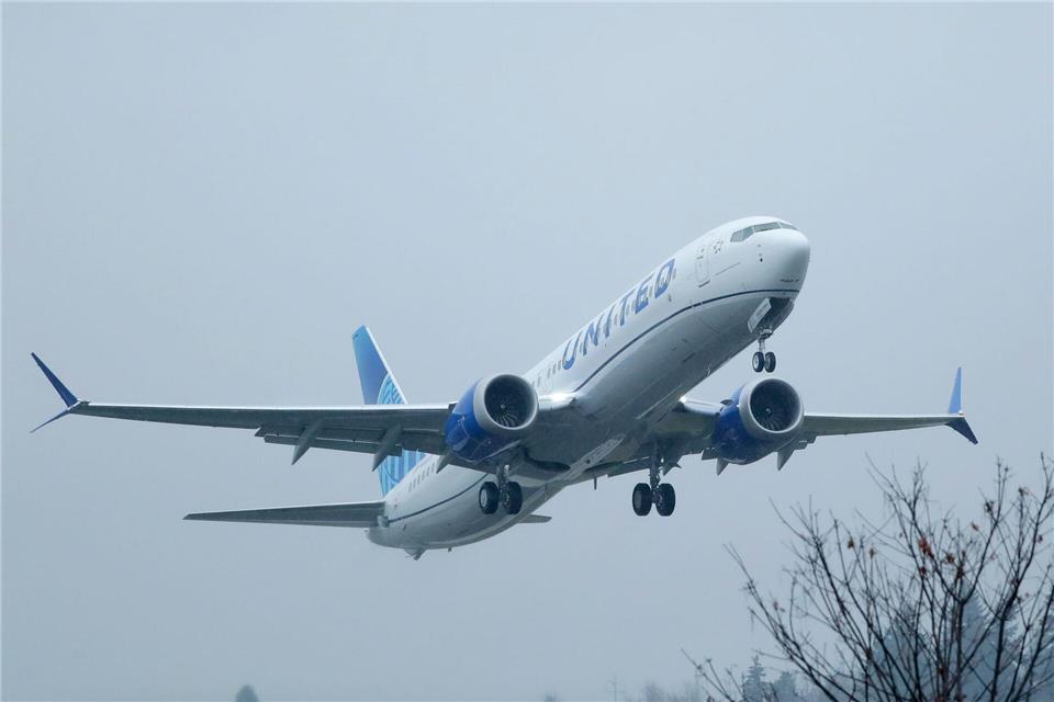 Passagierflugzeug muss nach Sicherheitsvorfall zwischenlanden. (Archivbild)Ted S. Warren/AP/dpa