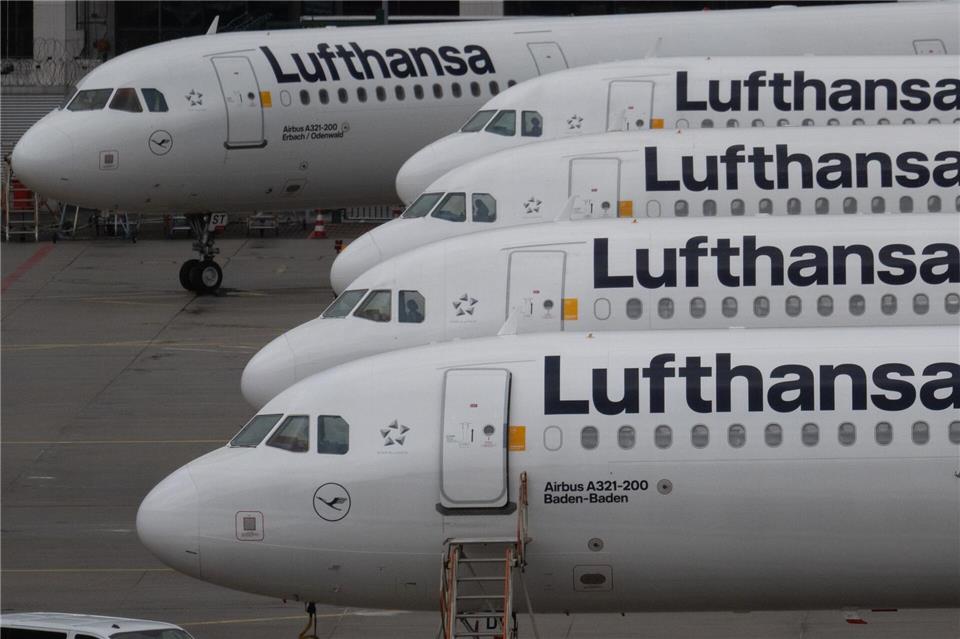 Passagiermaschinen der Lufthansa stehen auf dem Flughafen in Frankfurt.Boris Roessler/dpa