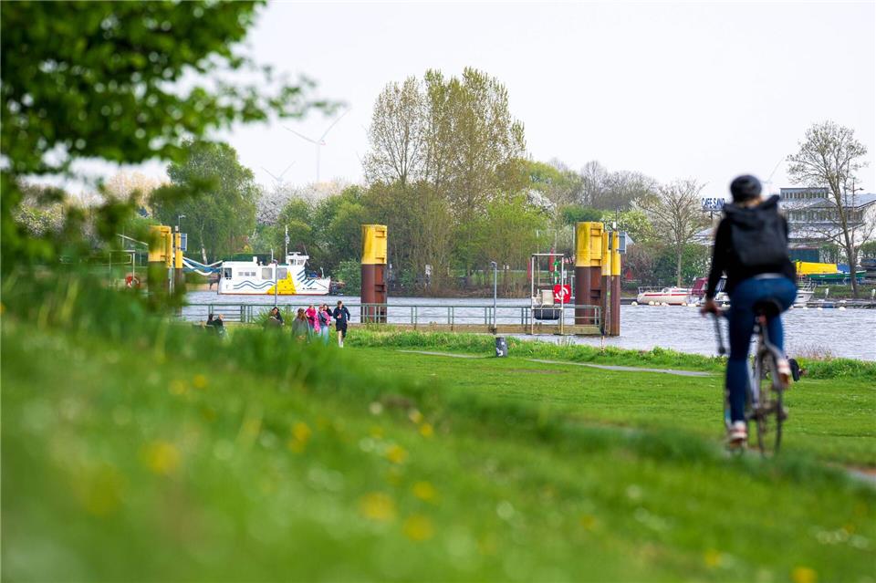 Passanten fanden eine Leiche in der Weser - in der Nähe der Sielwallfähre. (Archivbild)Sina Schuldt/dpa