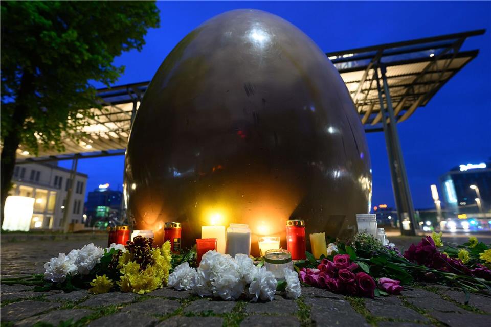 Passanten haben unweit der Grimmaischen Straße in Leipzig Kerzen und Blumen niedergelegt: Der Tatverdächtige, ein 33-jähriger Deutscher, hatte am späten Montagnachmittag sein Fahrzeug mit hoher Geschwindigkeit durch die belebte Einkaufsmeile gesteuert. Hendrik Schmidt/dpa