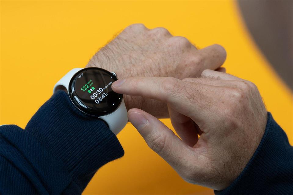 Passend zum Smartphone-11er-Lineup schickt Google die Pixel Watch 5 ins Rennen. Bei gewohnt rundem Gehäuse hat der Hersteller unter der Haube spürbar nachlegt.Zacharie Scheurer/dpa-tmn