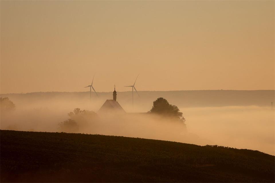 Passend zur Jahreszeit kann es in den kommenden Tagen in Bayern immer wieder nebelig werden. Ansonsten erwartet den Freistaat wechselhaftes Wetter bei milden Temperaturen. (Symbolbild)Karl-Josef Hildenbrand/dpa