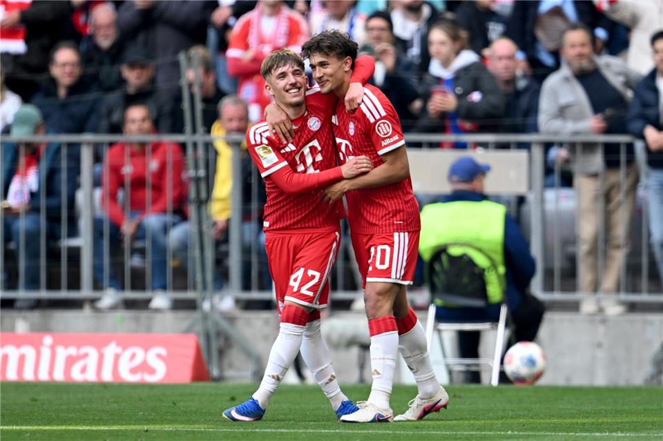 Passgeber Lennart Karl (l) und Torschütze Tom Bischof beim gemeinsamen Jubel. Die Bayern-Youngster empfahlen sich noch mal für eine WM-Nominierung. Sven Hoppe/dpa