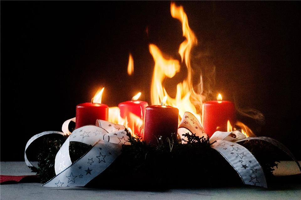 Passiert schneller, als man denkt: Damit nur die Kerzen brennen, nicht aber der ganze Adventskranz, sollte man auf ein paar Dinge achten.Markus Scholz/dpa-tmn