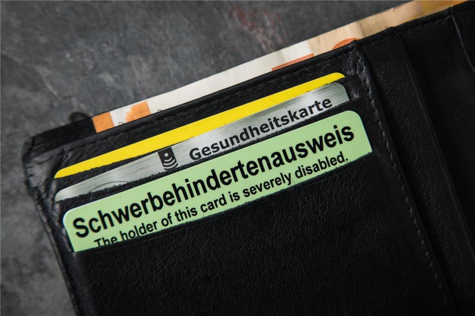 Passt ins Portemonnaie: Schwerbehindertenausweise werden mittlerweile im Scheckkartenformat ausgestellt. Christin Klose/dpa-tmn