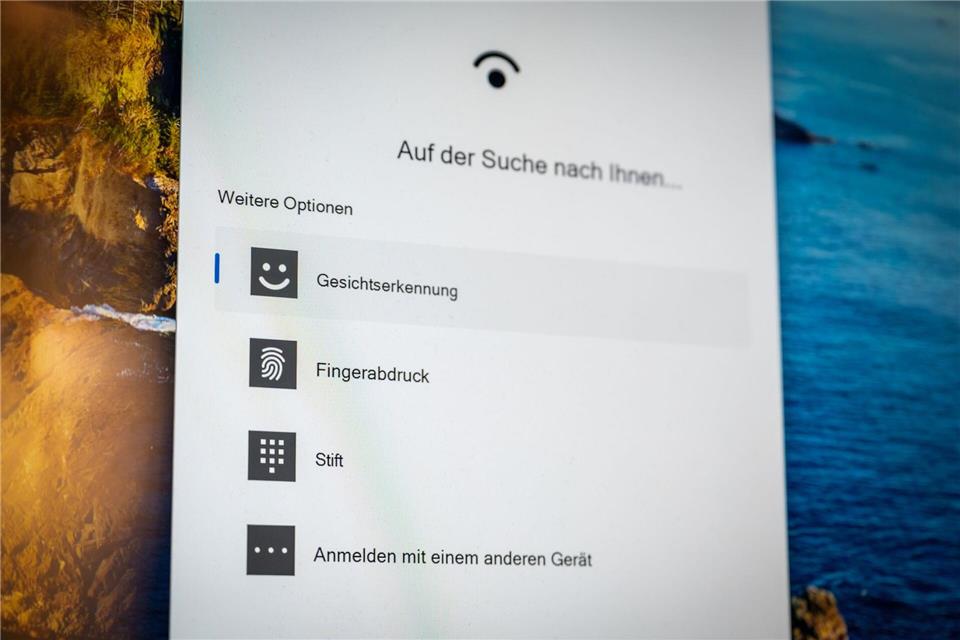 Passwortloses Anmelden mit Passkeys in Windows 11 läuft über die bekannte Anmeldeoberfläche Hello mit Gesichtserkennung, Fingerabdruckscan oder PIN - und neuerdings auch in Kooperation mit Passwortmanagern von Drittanbietern, in denen die Passkeys lagern.Nico Tapia/dpa-tmn