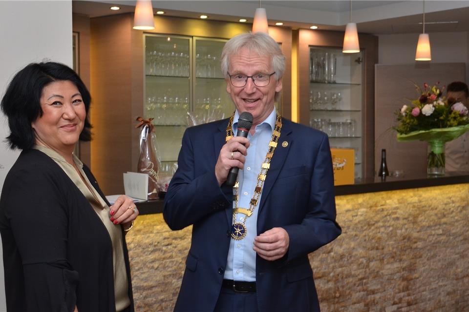 Past-Präsidentin Xenia van Clewe und Präsident Klaus Fridrich bei der Ämterübergabe des Rotary Clubs Lippe-Issel. 