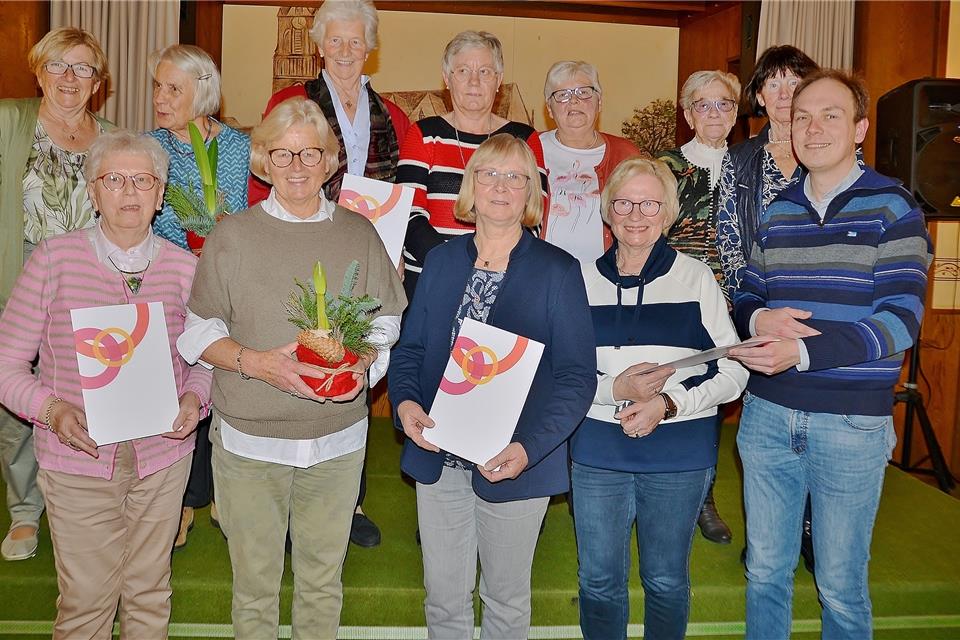 Pastor Fabian Tilling (rechts) hat den geehrten kfd-Frauen gratuliert.