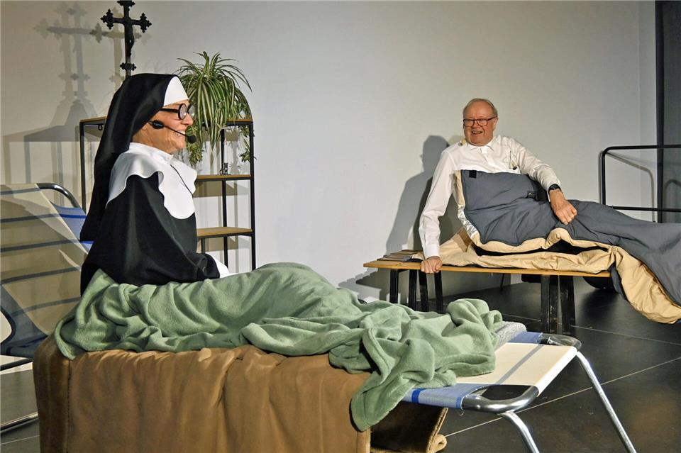 Pastor Johannes Bengfort em. und Marina Bleker brachten den Sketch „Wandern in den Alpen“ auf die Bühne im Martinushaus. Sie verbrachten dabei eine Nacht in einer Berghütte. Die Nonne hatte dabei deutlich mehr im Sinn.