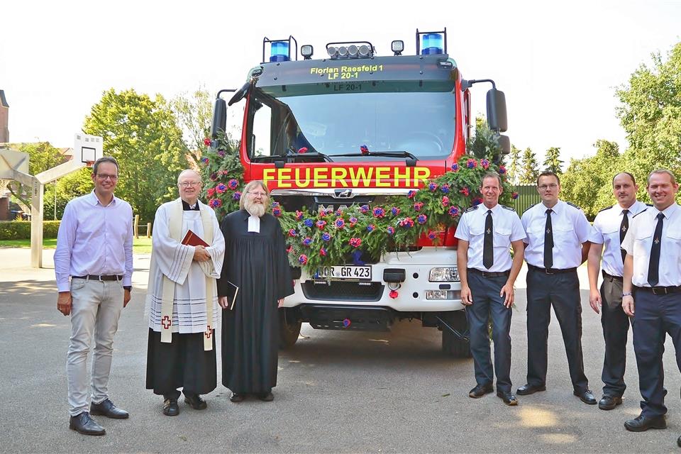 Pastor Johannes Bengfort und sein evangelischer Amtskollege Giselher Werschkull segneten das neue Löschfahrzeug. Mit dabei waren (von links) Bürgermeister Andreas Grotendorst, der Leiter der Feuerwehr André Szczesny sowie Thorsten Meis, Marco Colp und Jörg Wachtmeister.