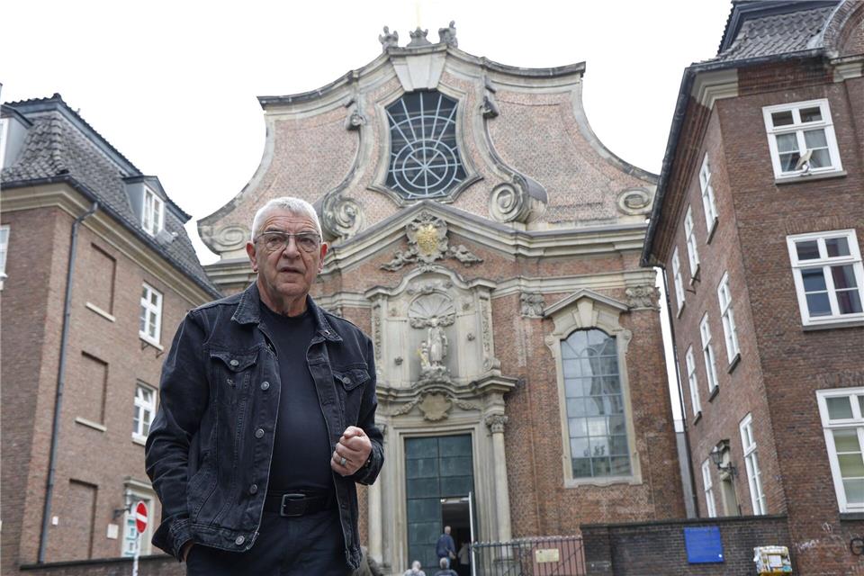 Pastor Karl Schultz vor der St. Joseph-Kirche.Georg Wendt/dpa