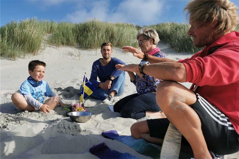 Pastor Karsten Weidisch (rechts) aus Münster taufte am Strand von Ameland den sechsjährigen Ilyas im Beisein seines Vaters und Oma Jutta Tenbruck.