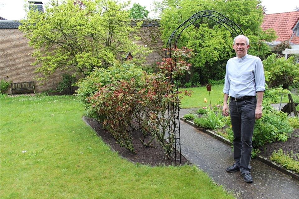 Pastor Michael Kenkel im Garten des Pfarrhauses in Raesfeld. Auch die Gemeinde in Lindern habe einen solchen Garten, freut er sich.