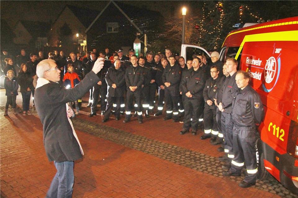 Pastor Michael Kenkel segnete das Fahrzeug auf dem Rathausplatz ein.