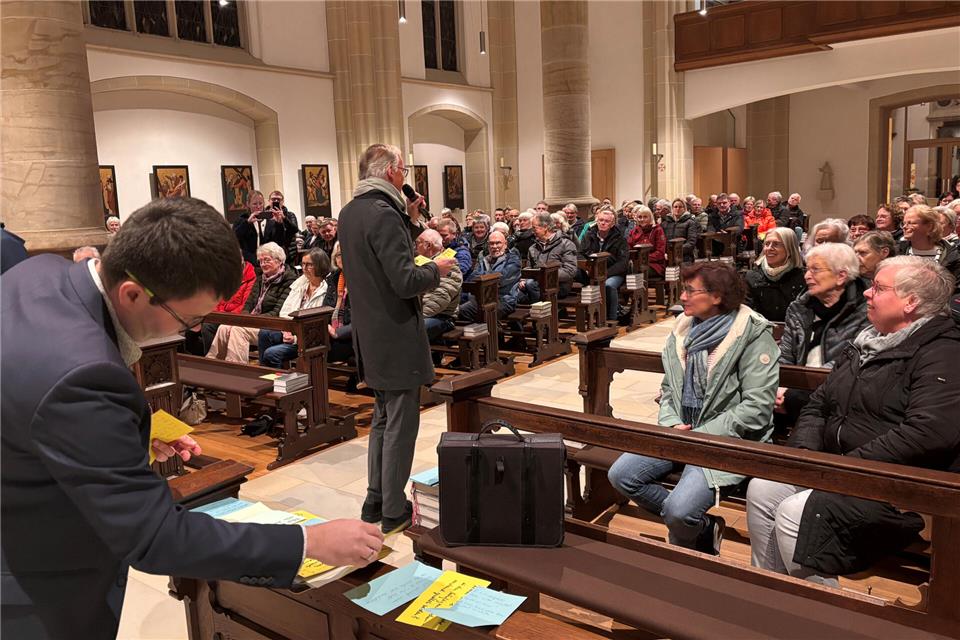 Pastoralreferent Johannes Brockjann (links) bei der Sichtung der Fragen, die das Publikum auch schriftlich stellen konnte. Dr. Klaus Winterkamp (Mitte) beantwortete sie anschließend.
