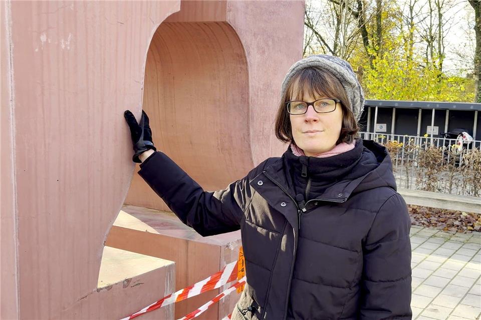 Pastorin Angela Walther trauert um die Glocke. Jörn Hüneke/dpa