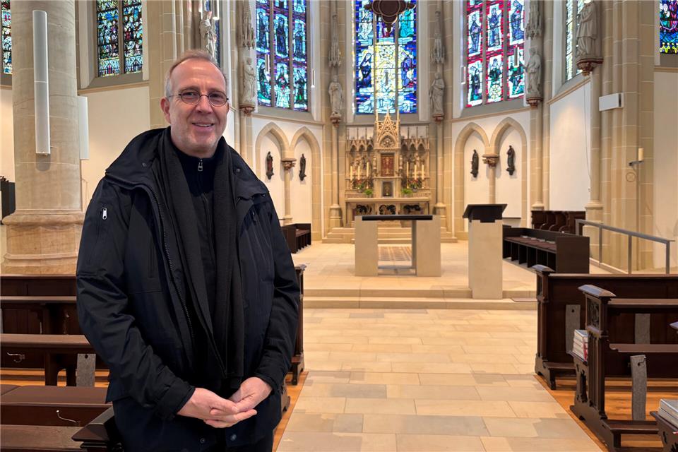 Pater Andreas Hohn in der Pfarrkirche St. Ludgerus, die während seiner Amtszeit innen komplett umgestaltet wurde.