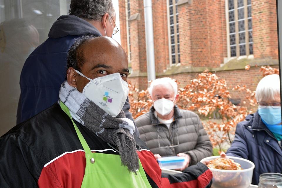 Pater Johnsun und sein Helferteam hatten am Karfreitag viel zu tun.