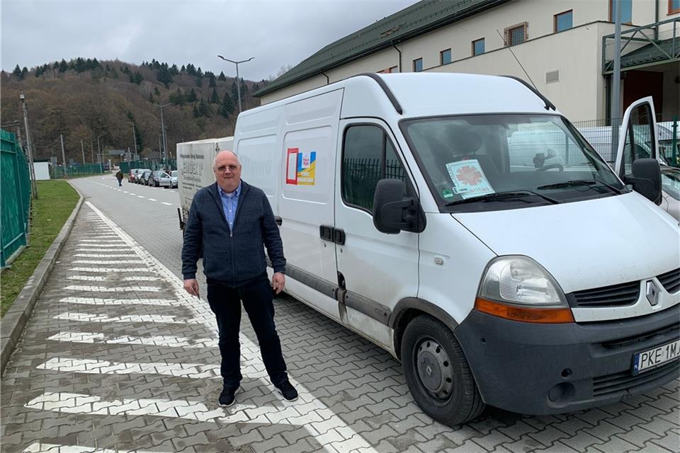 Pater Marek Dziedzic bei einem der Hilfsgütertransporte durch die Ordensgemeinschaft der Oblaten. Hier an der Landesgrenze zur Ukraine.