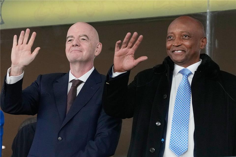 Patrice Motsepe (r) mit FIFA-Präsident Gianni Infantino. (Archivbild)Themba Hadebe/AP/dpa