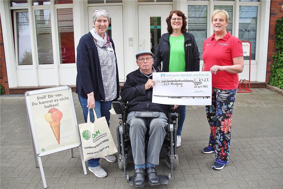 Patricia Weißenfels, stellvertretende Vorsitzende des DGM-Landesverband NRW, Friedel Sebastian, Heike Witte von der Praxis Brunsbach und Arnold sowie Margreet Dreier (v.l.).
