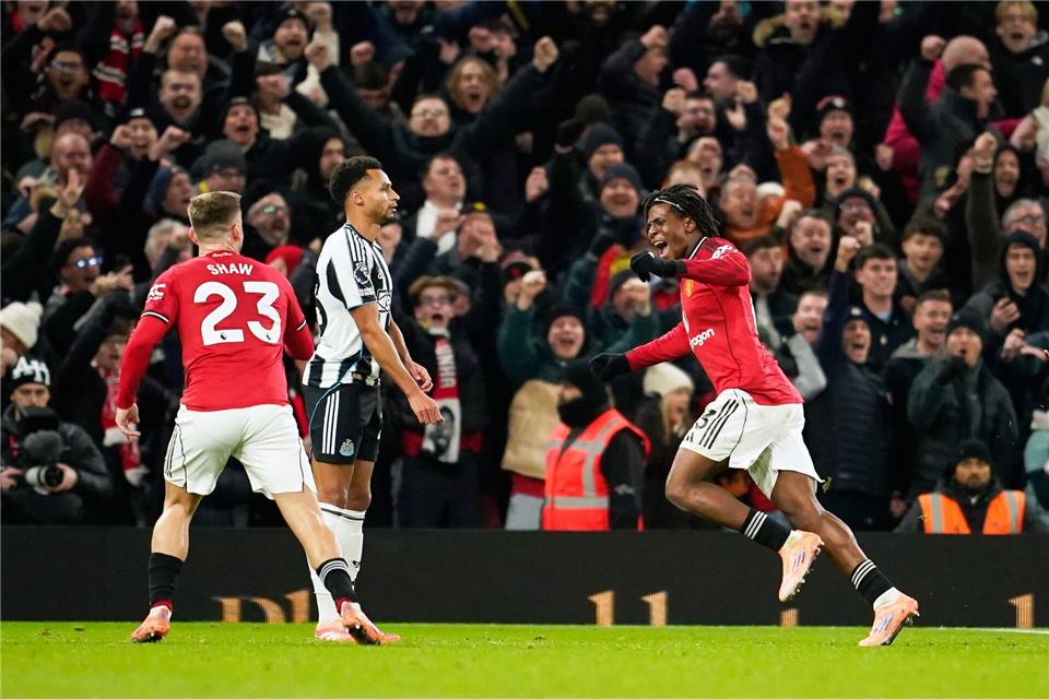 Patrick Dorgu von Manchester United freut sich über seinen Führungstreffer gegen Newcastle.Dave Thompson/AP/dpa