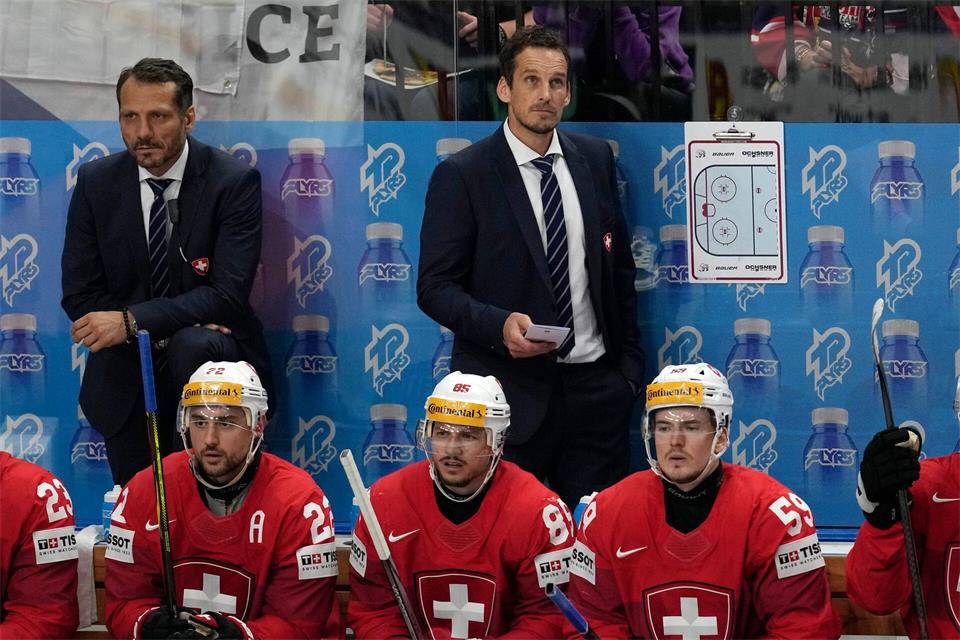 Patrick Fischer (rechts hinten) verfolgt als damaliger Schweizer Nationalcoach das WM-Finale 2024. (Archivbild)Darko Vojinovic/AP/dpa