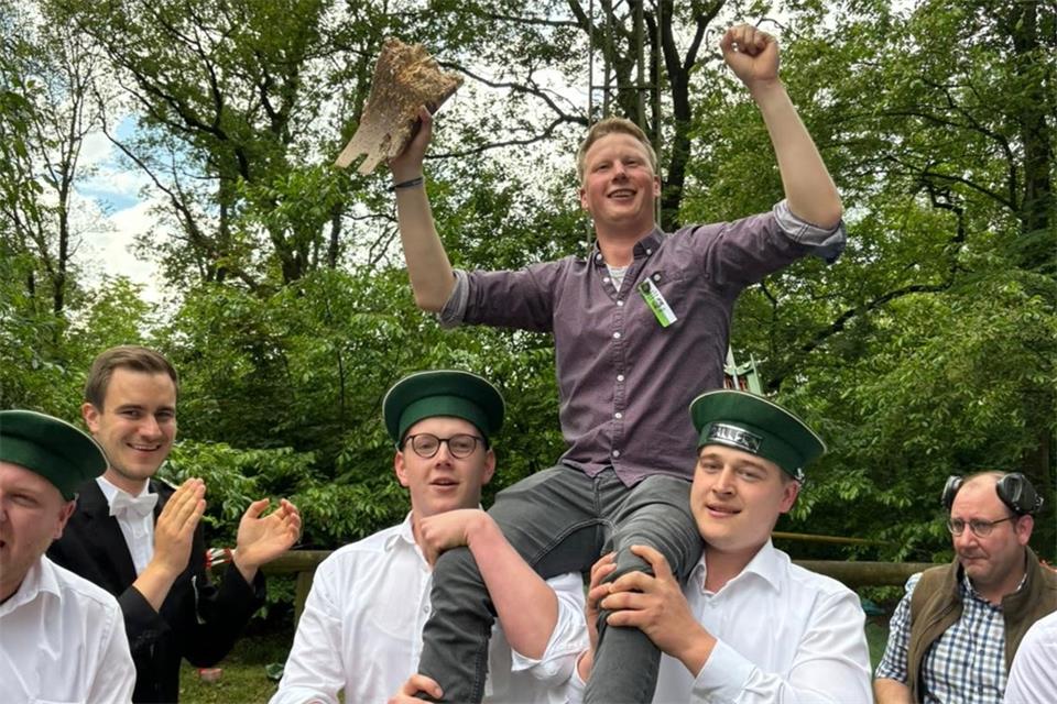 Patrick Kemper schießt in Nordick den Vogel ab Patrick Kemper lässt sich feiern.