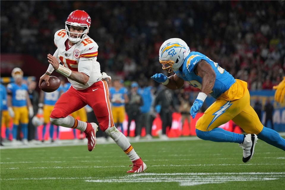 Patrick Mahomes hielt die Chiefs mit seinen Läufen mehrfach im Spiel - zum Sieg reichte es nicht. Andre Penner/AP/dpa