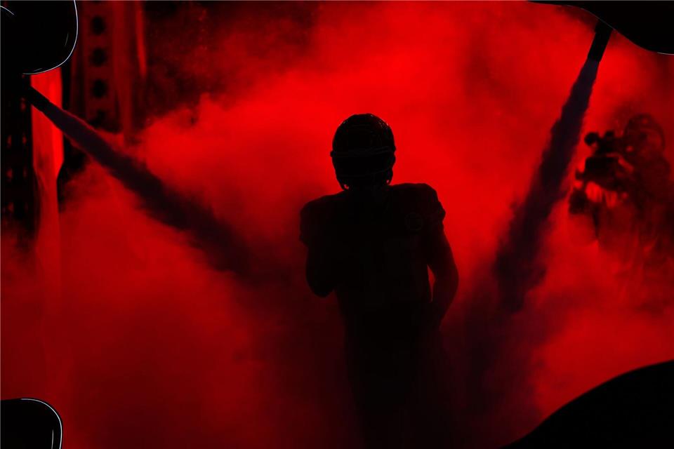 Patrick Mahomes im Rampenlicht vor dem NFL-Spiel der Kansas City Chiefs gegen Houston Texans. Charlie Riedel/AP/dpa