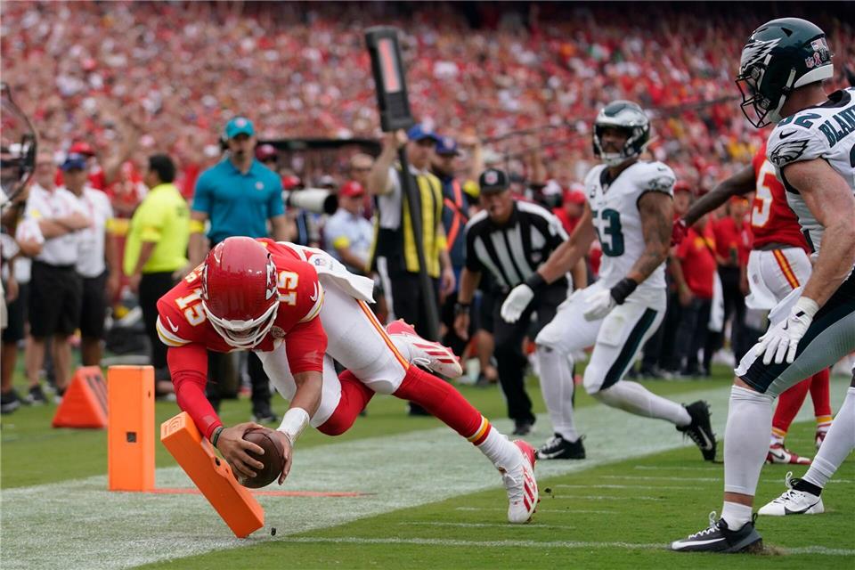 Patrick Mahomes (links) erzielte einen Touchdown, hatte aber zu wenig Hilfe bei der zweiten Saisonniederlage.Ed Zurga/AP/dpa