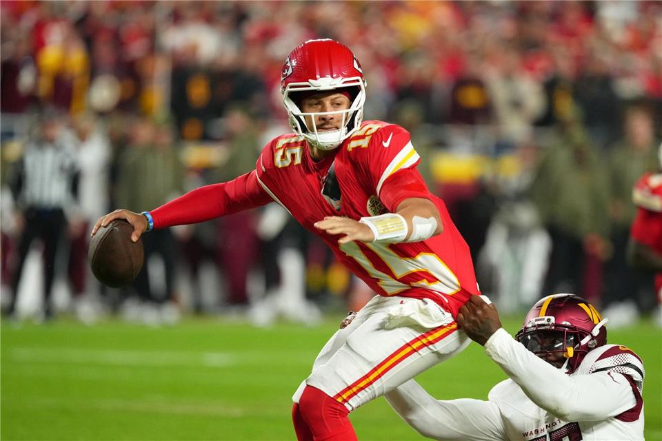 Patrick Mahomes warf drei Touchdowns, aber auch zwei Interceptions,Ed Zurga/FR34145 AP/dpa