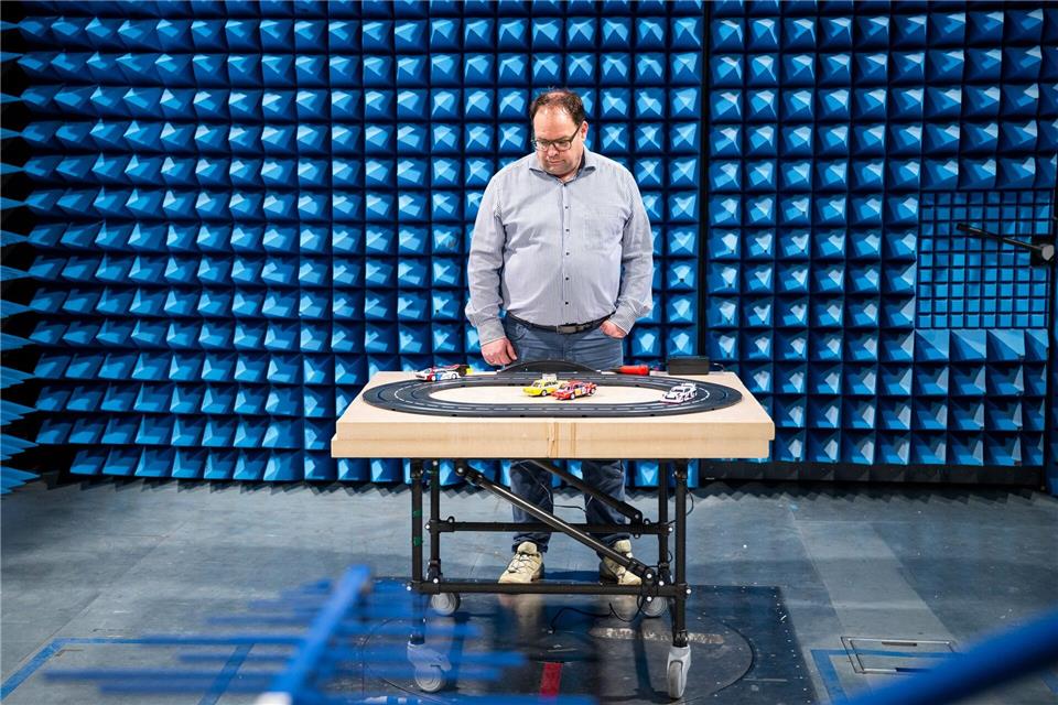 Patrick Niklaus prüft beim TÜV Rheinland in Nürnberg, ob Spielzeug wie etwa eine Autorennbahn mit Funkcontrollern nur das zulässige Maß an Strahlung abgibt. Daniel Vogl/dpa