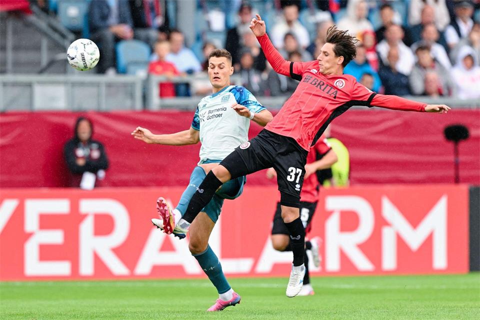 Patrick Schick (l.) stand beim ersten guten Abschluss der Leverkusener im Abseits, traf aber später zum 1:0.Uwe Anspach/dpa