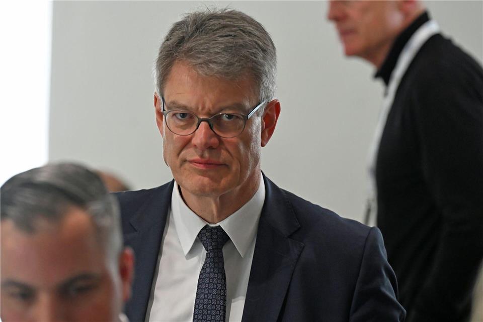 Patrick Schnieder schaute sich die Vereidigung von der Zuschauertribüne an und gratulierte seinem Bruder dann. Jennifer Brückner/dpa