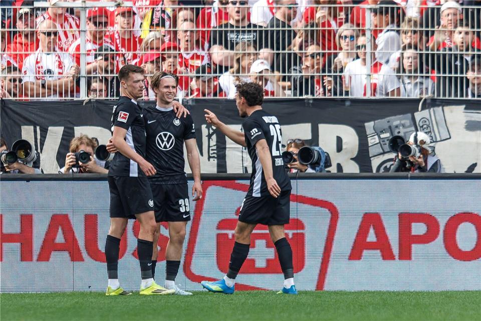 Patrick Wimmer feiert sein Tor mit seinen Teamkollegen. Andreas Gora/dpa