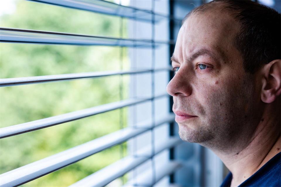 Patrik Oberleuck steht in seinem Krankenhauszimmer und schaut aus dem Fenster. Oberleuck leidet an Speiseröhrenkrebs.Laszlo Pinter/dpa