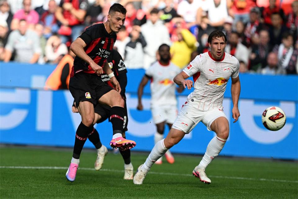 Patrik Schick (l, Bayer Leverkusen) und Willi Orbán (RB Leipzig) kämpfen um den Ball. (Archivbild)Federico Gambarini/dpa