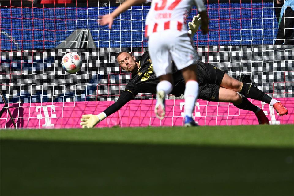 Patrik Schick verwandelt den Elfmeter zum 1:0 für Leverkusen. Federico Gambarini/dpa