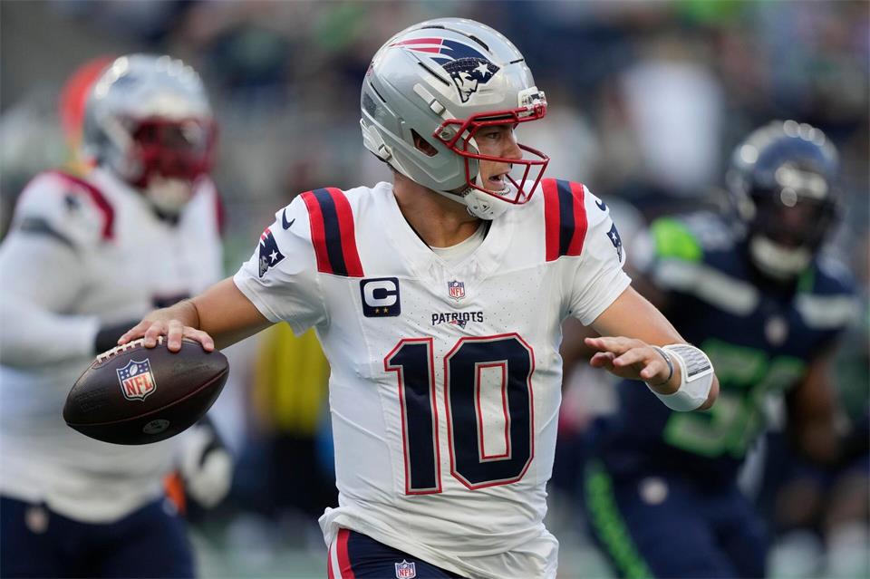 Patriots-Spielmacher Drake Maye erlebte einen Abend zum Vergessen.Stephen Brashear/AP/dpa