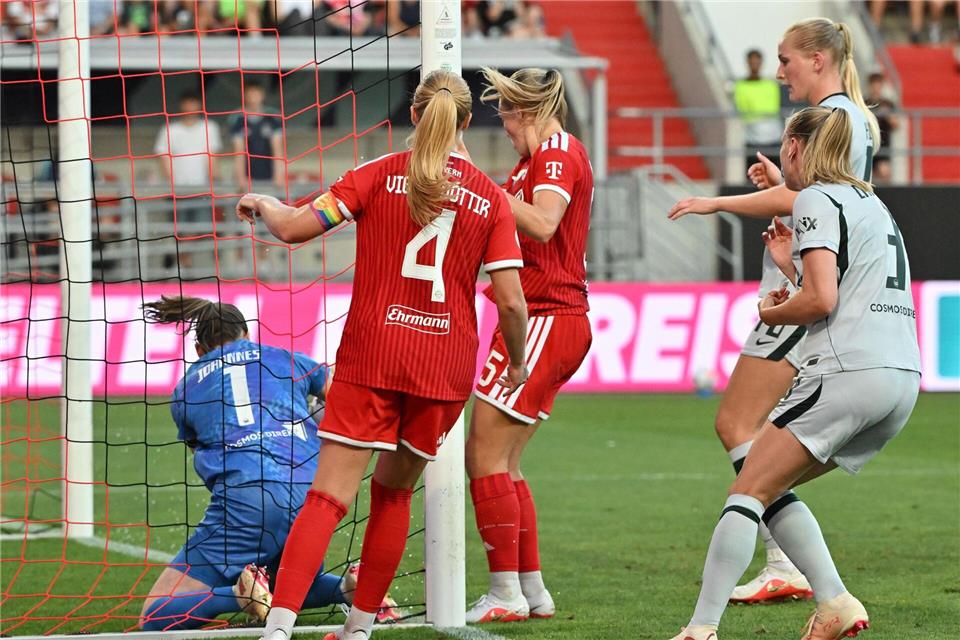 Patzer beim 0:1: Wolfsburgs Torhüterin Stina Johannes. Peter Kneffel/dpa