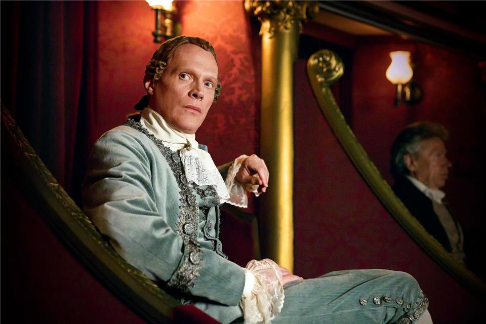 Paul Bettany als Antonio Salieri in der Miniserie „Amadeus“. (Handout)-/Sky/dpa