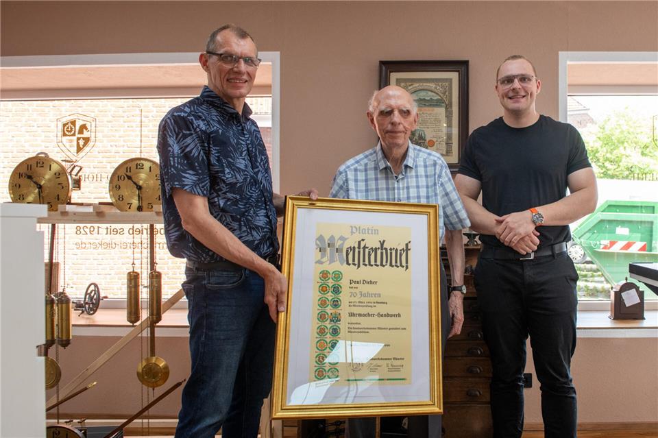 Paul Dieker erhielt jetzt einen Platin-Meisterbrief für mehr als 70 Jahre im Meisterhandwerk des Uhrmachens. Hier im Bild mit seinem Sohn Ludger und Enkel Jan Dieker.